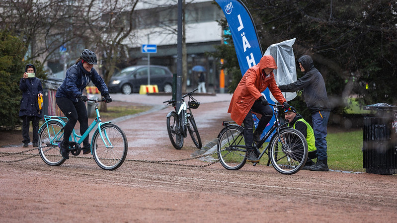 Loppukierrokset ajettiin sateessa. Maija Turpeinen ja Pihla Kilpeläinen kiskovat ketjua finaalissa. Kuvaaja: Olli Kunelius.